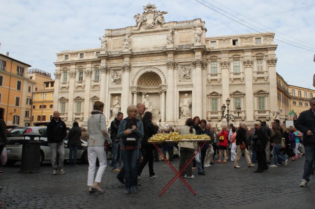 © Renate Egger and Wilhelm Roseneder. Goldene Erweiterung/Golden expansion. Street art project. Fontana di Trevi, Rom  2011