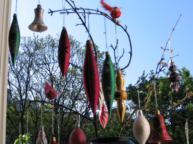 © Renate Egger. Weihnachtsvogel im April/Christmas bird in April, 2007. Installation, Fotografie/Installation, photography