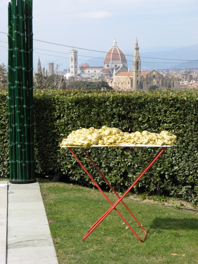 © Renate Egger and Wilhelm Roseneder. Goldene Erweiterung/Golden expansion. Street art project. Villa La Vedetta. Artour-o il must. Florence, Tuscany, Italy 2011