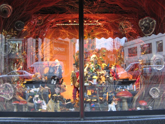 © Renate Egger. Spiegelung/Reflection, 2010.  Harrods, London, UK