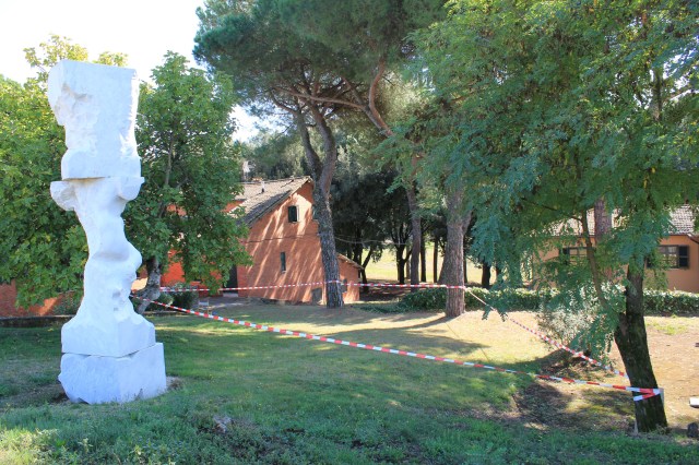 © Renate Egger. Paradies/Paradise/Paradiso. Installation. Bäume, Absperrband/Trees, barrier tape.  Michelangelo Pistoletto. Il gigante, 1981-1983. Weisser Carrara Marmor/White Carrara marble, 600x150x120 cm.  Artist in Residence. Domus Artium. Azienda Agricola Colonna. Cervinara, Paliano, Italy, October 2011