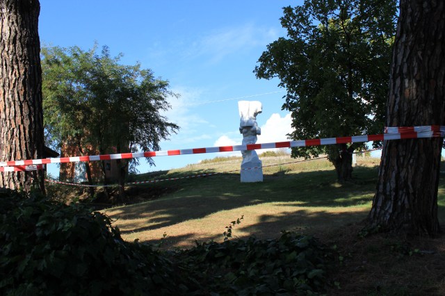 © Renate Egger. Paradies/Paradise/Paradiso I. Installation. Bäume, Absperrband/Trees, barrier tape.  Michelangelo Pistoletto. Il gigante, 1981-1983. Weisser Carrara Marmor/White Carrara marble, 600x150x120 cm Artist in Residence. Domus Artium. Azienda Agricola Colonna. Cervinara, Paliano, Italy, October 2011