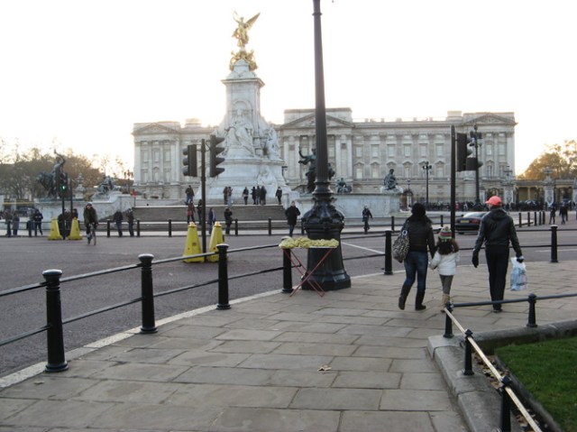 © Renate Egger and Wilhelm Roseneder. Goldene Erweiterung/Golden expansion. Street art project. Buckingham Palace. London, UK  2010