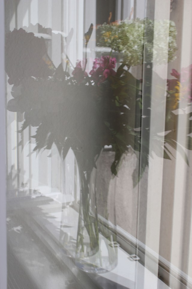 © Renate Egger. Spiegelung/Reflection. Blumenstrauß/Bunch of flowers. Installation, Fotografie/Installation, photography, 2012 