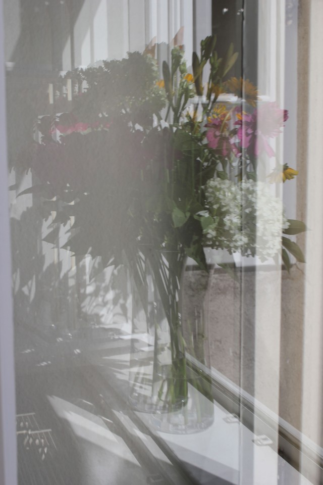 © Renate Egger. Spiegelung/Reflection. Blumenstrauß/Bunch of flowers. Installation, Fotografie/Installation, photography, 2012