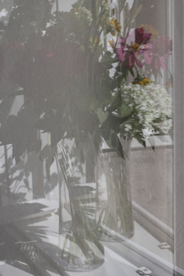© Renate Egger. Spiegelung/Reflection. Blumenstrauß/Bunch of flowers. Installation, Fotografie/Installation, photography, 2012