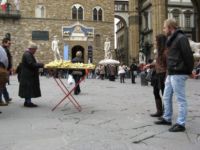 © Renate Egger and Wilhelm Roseneder. Goldene Erweiterung/Golden expansion. Street art project. Palazzo Vecchio. Artour-o il must. Florence, Tuscany, Italy 2011