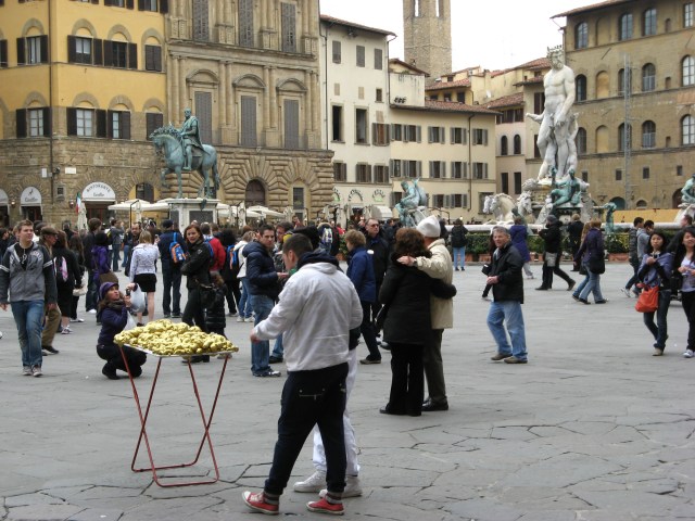 © Renate Egger and Wilhelm Roseneder. Goldene Erweiterung/Golden expansion. Street art project. Piazza della Signoria. Artour-o il must. Florence, Tuscany, Italy 2011
