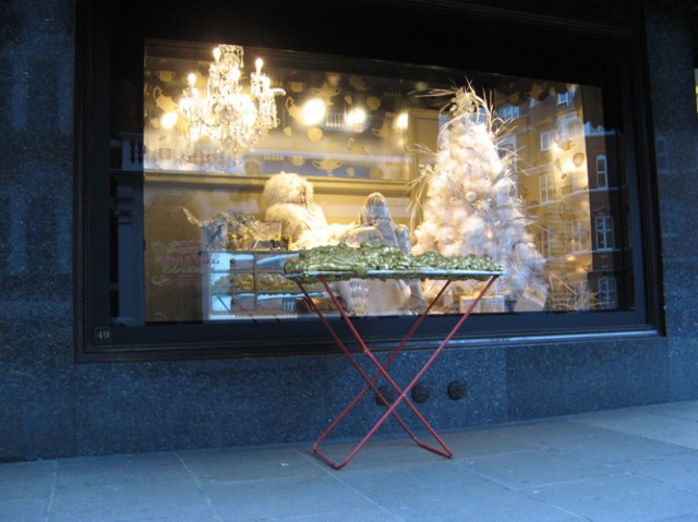 © Renate Egger and Wilhelm Roseneder. Goldene Erweiterung/Golden expansion. Street art project. Harrods. London, UK  2010