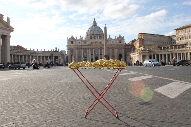 © Renate Egger and Wilhelm Roseneder. Goldene Erweiterung/Golden expansion. Street art project. Artist in Residence. Vatican. Rome, Italy 2011
