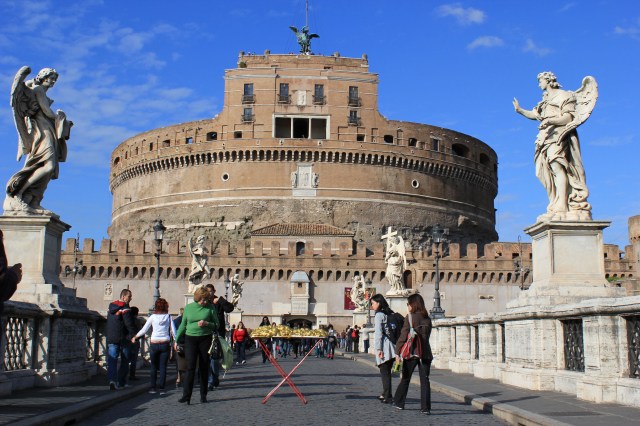 © Renate Egger and Wilhelm Roseneder. Goldene Erweiterung/Golden expansion. Street art project. Artist in Residence. Castel S`Angelo. Rome, Italy 2011
