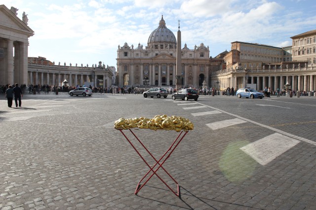 © Renate Egger and Wilhelm Roseneder. Goldene Erweiterung/Golden expansion. Street art project. Artist in Residence. Vatican. Rome, Italy 2011