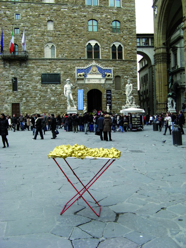 © Renate Egger and Wilhelm Roseneder. Goldene Erweiterung/Golden expansion. Street art project. Palazzo Vecchio. Artour-o il must. Florence, Tuscany, Italy 2011